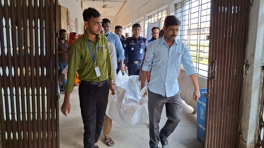 প্রকাশ্যে ছুরিকাঘাতে স্ত্রীকে হত্যা; অভিযুক্ত স্বামী আটক